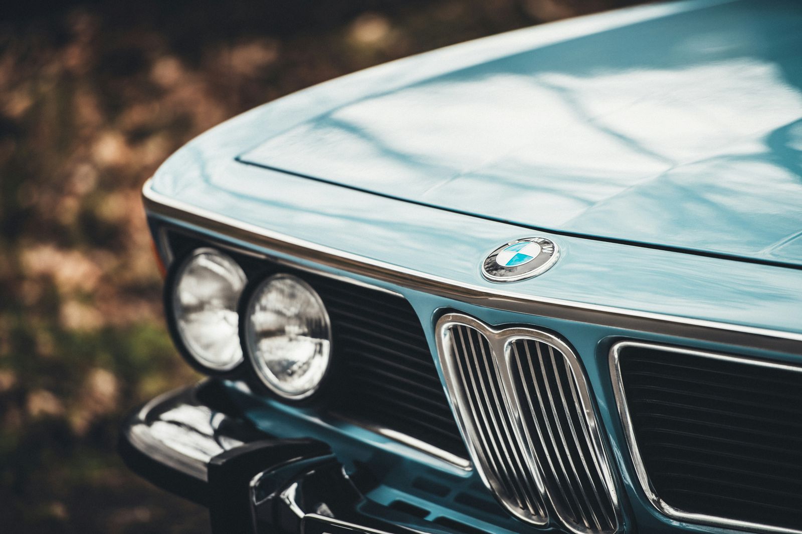 Detailaufnahme der Front eines BMW 2002 Oldtimers mit Doppelscheinwerfern und Niere