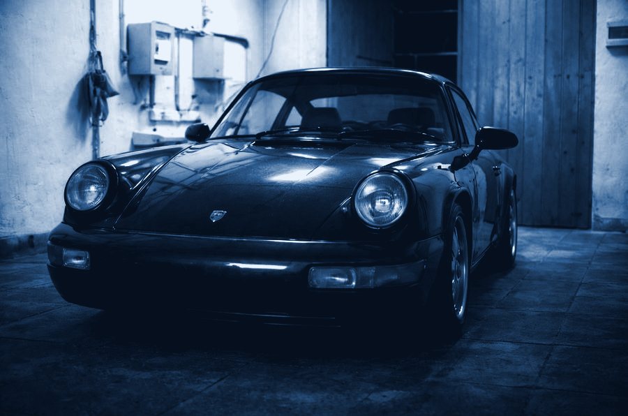 Classic Porsche 911 in a garage – classic car report