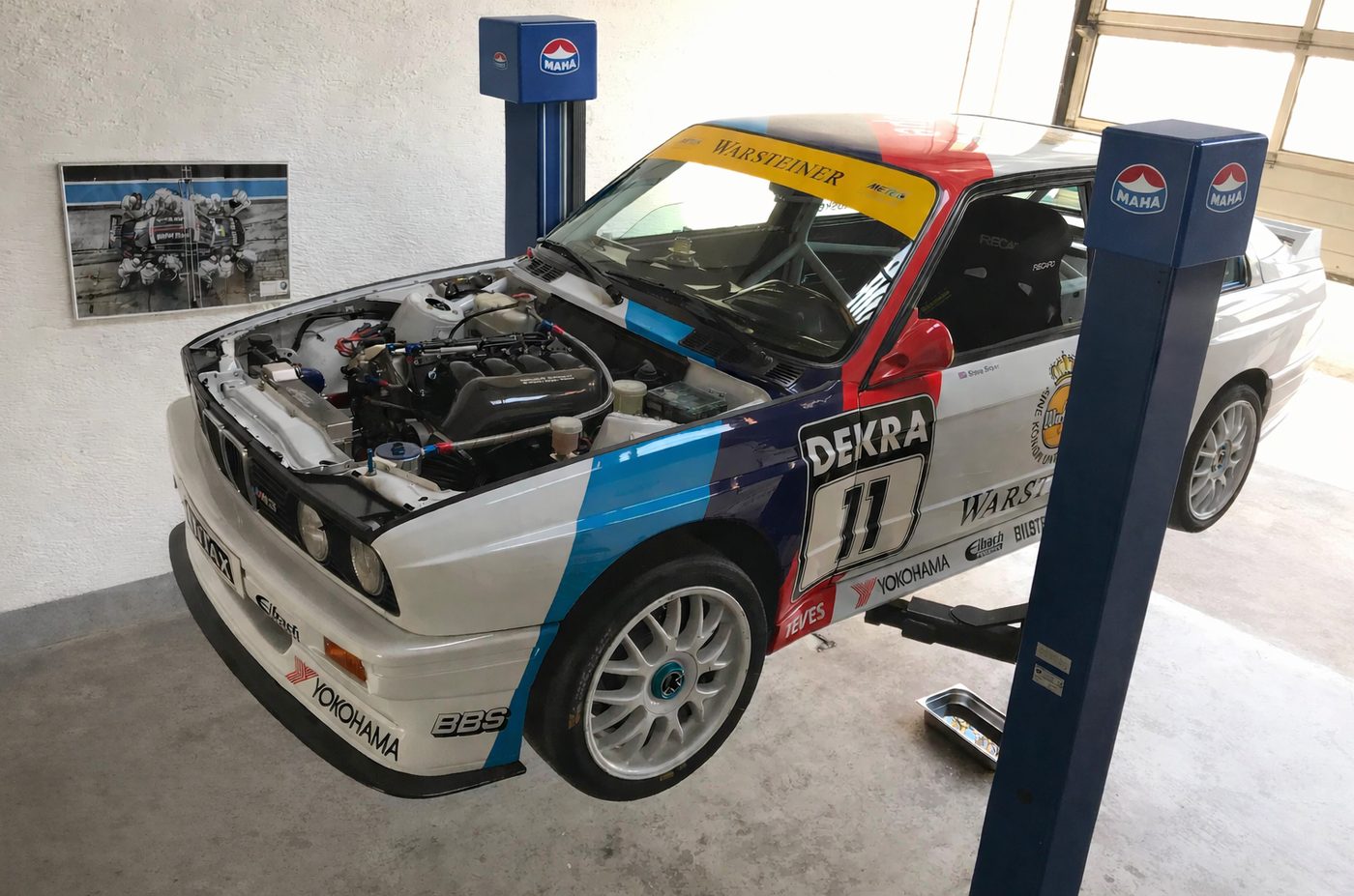 BMW E30 Replika-Rennfahrzeug mit Rennbeklebung auf der Hebebühne in meiner Werkstatt