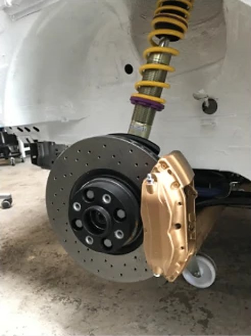 Gewindefahrwerk und Bremsanlage mit goldenem Bremssattel