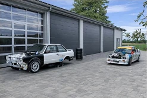 BMW E30 im Umbau auf Rundstrecke vor der Garage
