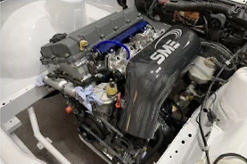 Motorraum des BMW E30 Umbaus mit Carbon-Abdeckung