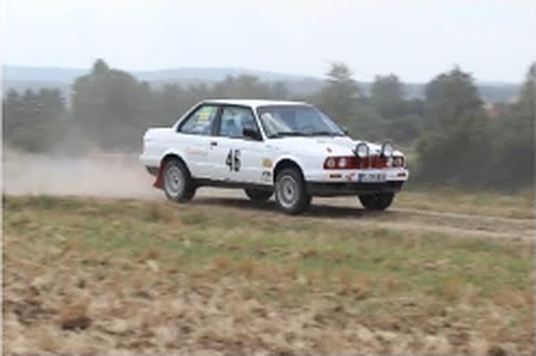 BMW E30 318is im Rallye-Einsatz auf Schotter